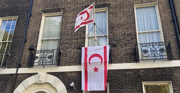 Cumhurbaşkanı Tufan Erhürman için KKTC Londra Temsilciliğine bayrak asıldı