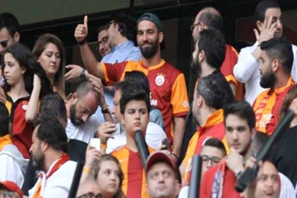 Arda Turan, Sneijder gol atınca kendinden geçti