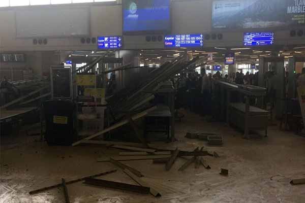 Atatürk Havalimanı'nda asma tavan çöktü, 4 kişi yaralandı