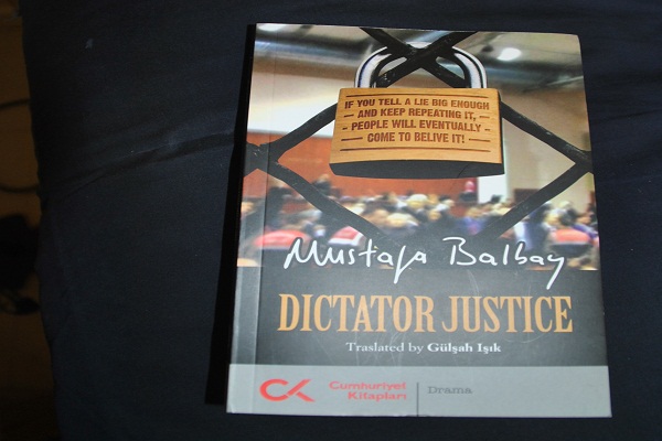 Mustafa Balbay'ın 'El yazması' oyun kitabı, 'Dictator Justice'