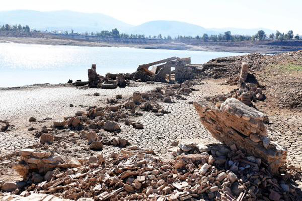 Barajda sular çekilince 300 yıllık köy ortaya çıktı