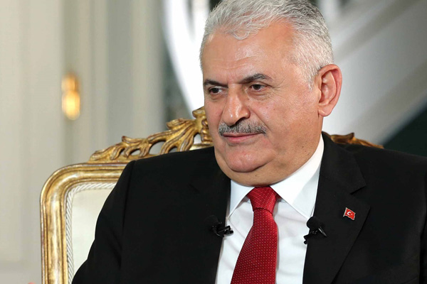 Başbakan Yıldırım'ı İzmir'de 'hayır' pankartıyla karşıladılar