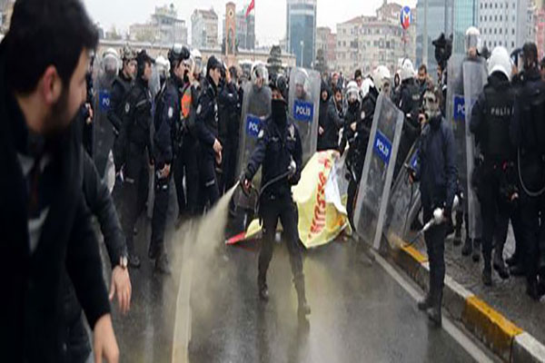Taksim'de CHP'lilere gözaltı