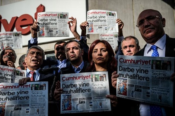CHP'li milletvekiller Cumhuriyet Gazetesine giderek destek verdi