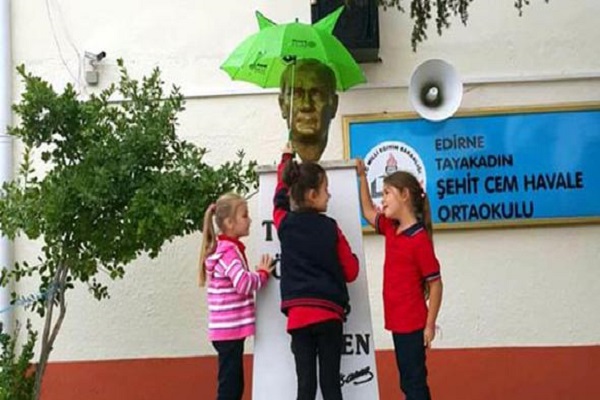 Atatürk ıslanmasın diye şemsiye açtılar
