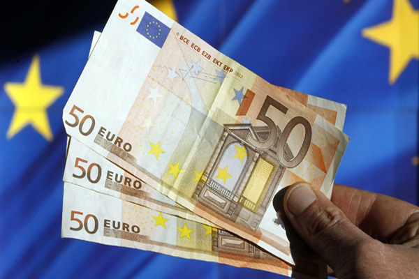 Başbakan Renzi'nin istifa kararı karşısında Euro değer kaybetti