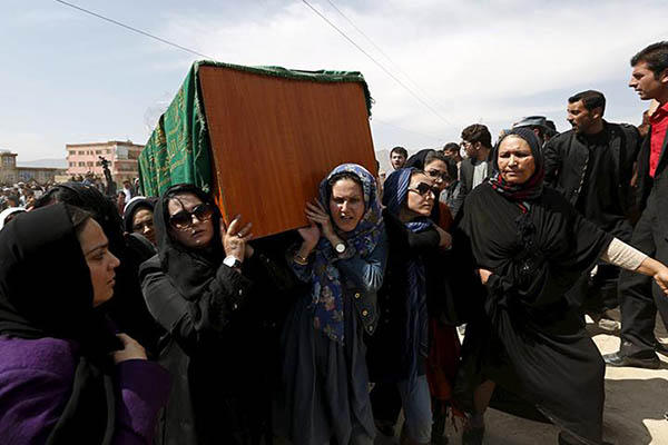 Ferhunde'nin cenazesini kadınlar taşıdı