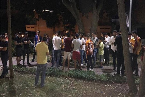 Galatasaraylı taraftarlardan Florya'da yönetime tepki