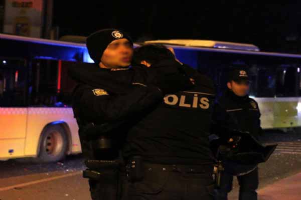 Beşiktaş'taki saldırı sonrası çekilen o fotoğraf yürekleri burktu