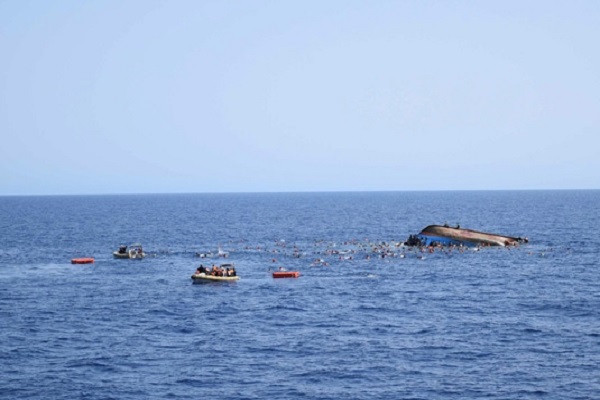 Akdeniz açıklarında göçmen botu battı 64 kişi can verdi