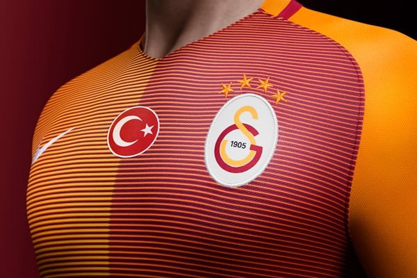 Galatasaray'da iki futbolcu ile yollar ayrılıyor