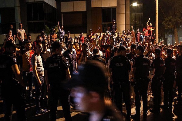 Florya'da toplanan Galatasaraylı taraftarlar yönetime ve Tudor'a öfkelendi