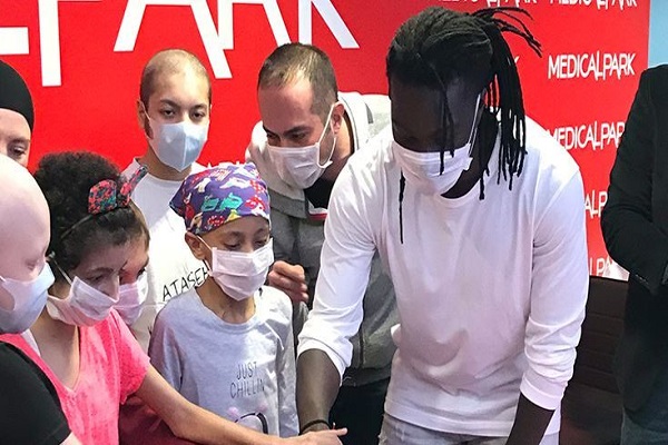 Galatasaraylı Gomis'ten kanser hastası çocuklara anlamlı ziyaret