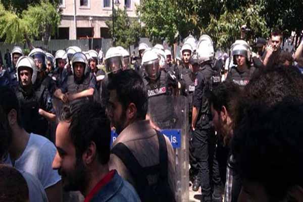 İstanbul Üniversitesi'nde arbede