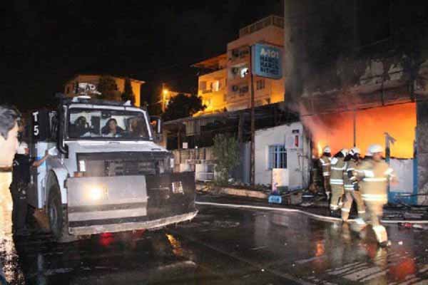 İzmir'de bir market ateşe verildi