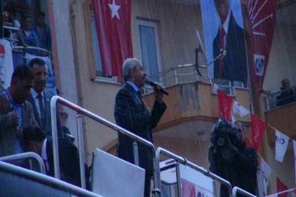 CHP lideri Kemal Kılıçdaroğlu yağmurun altında konuştu