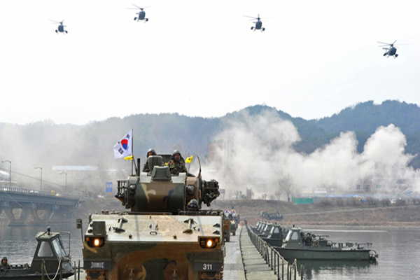 Kuzey ve Güney Kore'de savaş alarmı