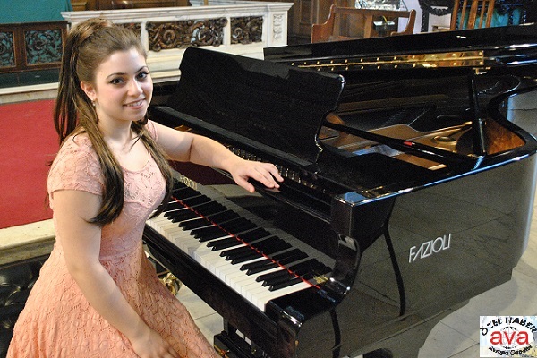 Genç Türk piyanistimiz Lara'nın konseri  Radlett'te