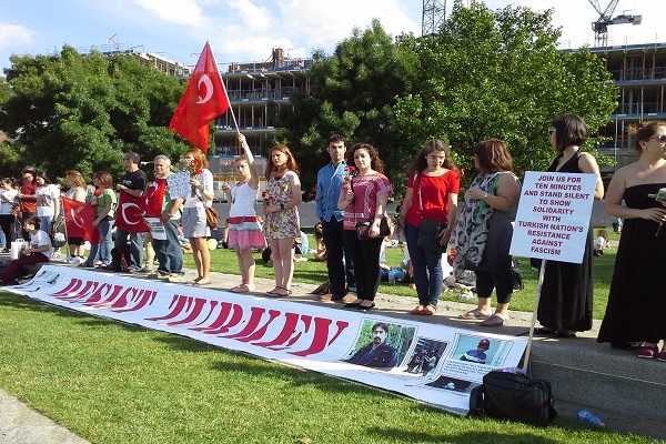 Londra Belediye'si önünde Duran adamlar karanfil dağıttı