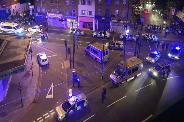 Londra'da teravih namazından çıkan gruba saldırı