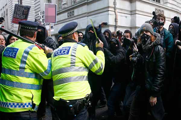 İngiltere'de protestolar büyüyor