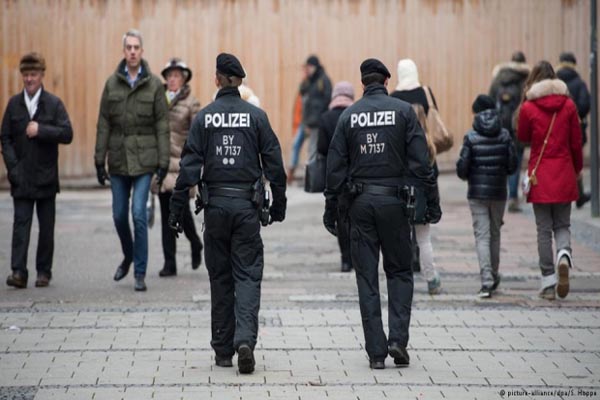 Almanya'da PKK yandaşlarına polis müdahale etti, 2 polis yaralandı
