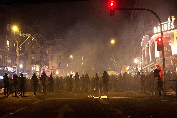 Polis şiddetini protesto eden gruba polis müdahalesi