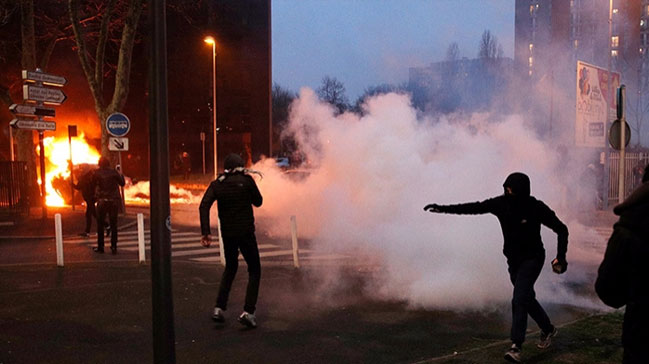 Paris'te polis şiddeti protestoları devam ediyor