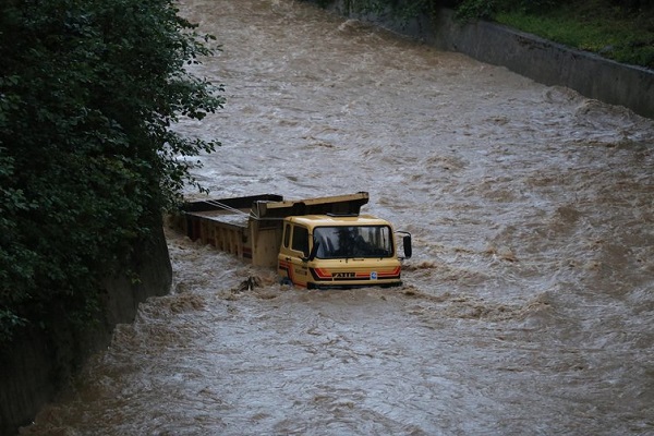 Rize'de sel can aldı