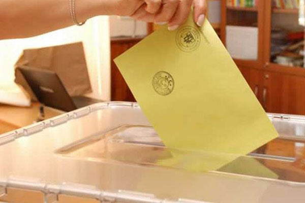 Almanya'da yaşayan Türkler oy kullandı