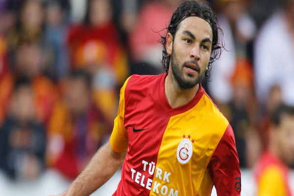 Galatasaray'ın takım kaptanı Selçuk İnan da maaşını TL ile alacak