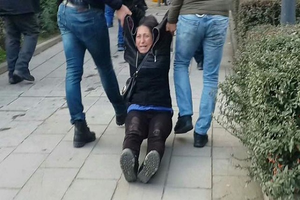 Semih Özakça'nın annesi sürüklenerek gözaltına alındı