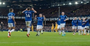 Türk futbolcu Cenk Tosun attığı iki gol sonrası Everton'da ilk onbirde yerini sağlamlaştırdı