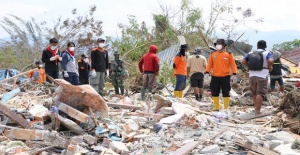 Endonezya'da enkaz altında kalanlar kurtarılmaya çalışılıyor