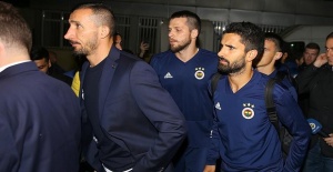 Fenerbahçeli futbolcular genç taraftarın ailesini yalnız bırakmadı