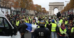 Paris'te akaryakıt zammı protestosuna polis müdahalesi