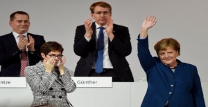 Angela Merkel 18 yıllık görevini devretti