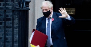 İngiltere Başbakanı Johnson'dan rekor düzeyde artan koronavirüs vakalarını önlemek için daha sıkı önlemler