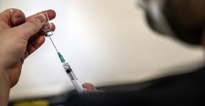 İngiltere'de Kovid-19 aşısı sayesinde pandemide can kayıpları azalıyor