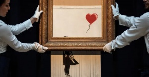 Sokak sanatçısı Banksy’nin en ünlü eserlerinden biri olan Love is in the Bin satılarak rekor kırdı.