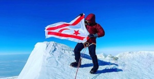 Antarktika’nın zirvesinde KKTC bayrağını Kıbrıslı Türk dağcı Birkan Uzun dalgalandırdı