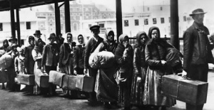 Sirkeci’den tren gider,  Erzurumlu Duran,  Ankaralı Burhan gider… 60 Yıl, 60 Jahre
