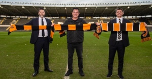 İngiltere'de Hull City stadında Türk Bayrağı dalgalanıyor! Acun Ilıcalı tarih yazdı !