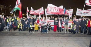 KKTC bayrağının indirilmesine karşı ırkçılık nedeniyle Waltham Forest Belediyesi önünde ikinci protesto