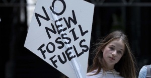 İngiltere'de çocuklar, Lloyd's of London'ın fosil yakıt projelerine desteğini protesto etti