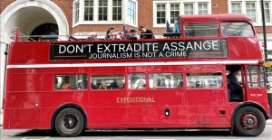WikiLeaks Kurucusu Assange için Londra'da otobüsle protesto düzenlendi