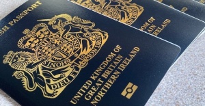 İngiltere'de yeni dönemde para, pul, pasaport değişecek? Pasaportlar geçerli mi?