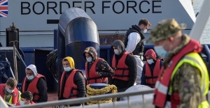 İngiltere düzensiz göçmenleri 28 gün içinde sınır dışı edecek