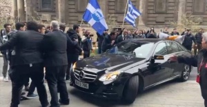 Londra'da Yunanistan bayraklı protestocular, KKTC Cumhurbaşkanı Tatar'ın önünü kesti