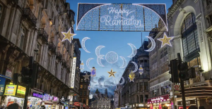 Londra'nın ilk Ramazan ışıklarını Sadiq Khan, Piccadilly Circus'ta yaktı